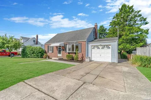 517 S 7th St, Lindenhurst, NY 11757