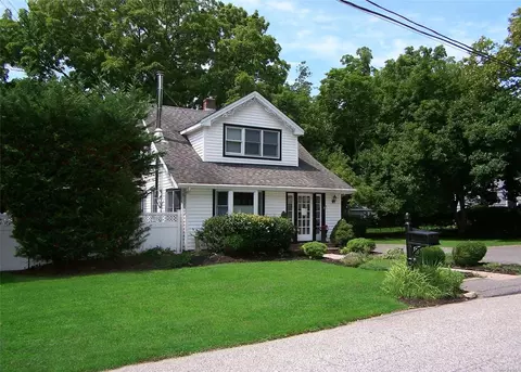 8 Deering St, Setauket, NY 11733