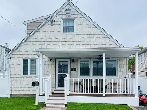 10 Marionette Walk, Lindenhurst, NY 11757