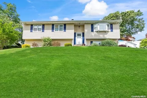 84 Locust Blvd, Ronkonkoma, NY 11779