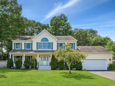 24 Debragga Ave, East Moriches, NY 11940