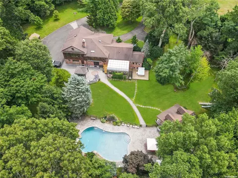 95 Wheatley Rd, Glen Head, NY 11545