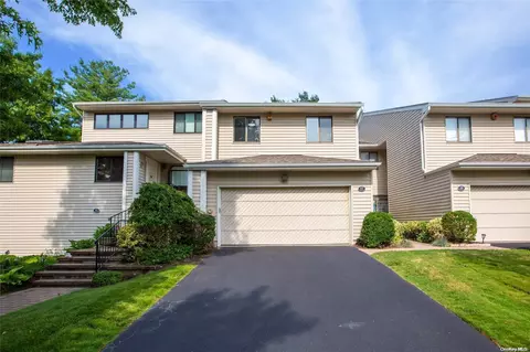 17 Chestnut Ln #17, Woodbury, NY 11797