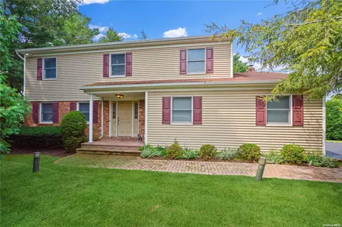 1 Hickman Ct, Syosset, NY 11791