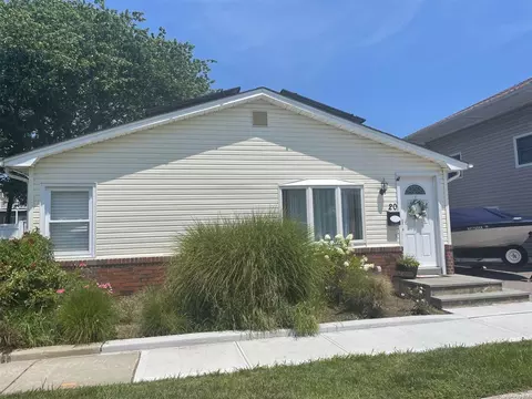 20 Radcliffe Rd, Island Park, NY 11558