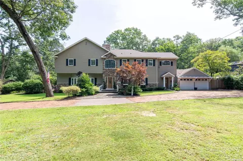 31 Croft Ln, Smithtown, NY 11787