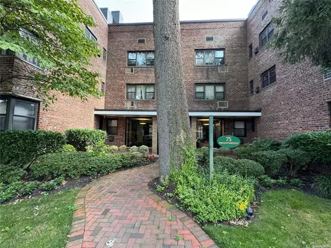 75 Knightsbridge Rd #3A, North Hempstead, NY 11021