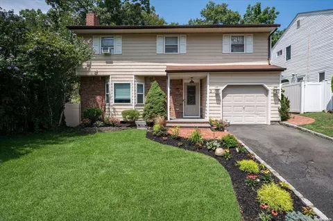 3 Christa Ct, Huntington, NY 11743