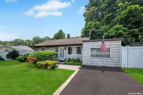 4 Breslau St, Bay Shore, NY 11706