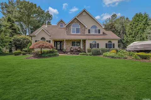 37 Locust Dr, Nesconset, NY 11767