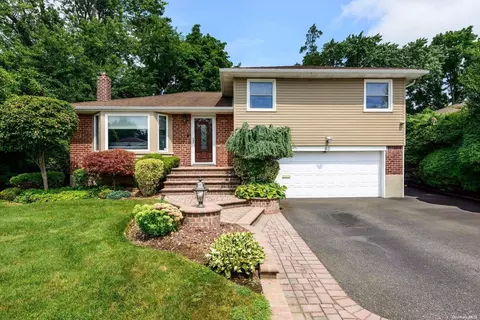 83 Phipps Ln, Plainview, NY 11803