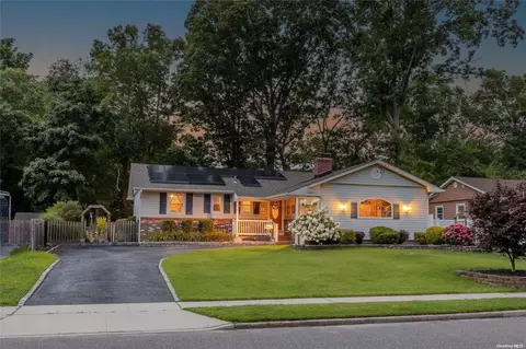 15 Camelot Ln, Saint James, NY 11780