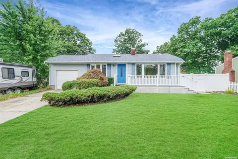 22 Norwalk Ln, Selden, NY 11784