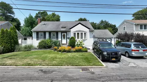 231 Tremont Rd, Lindenhurst, NY 11757