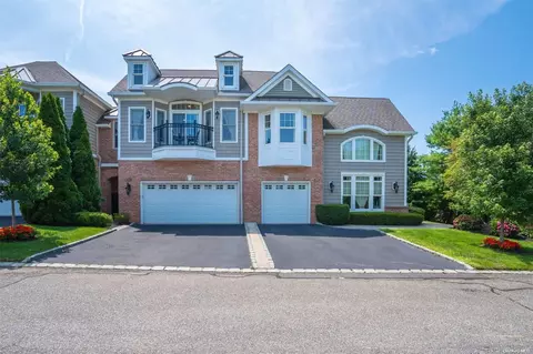 311 Trotting Ln #311, North Hempstead, NY 11590