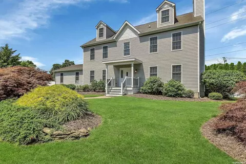 2 Box Tree Rd, East Quogue, NY 11942