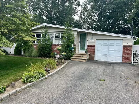 1176 Hyman Ave, Bay Shore, NY 11706