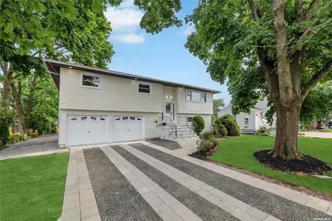 146 Farmers Ave, Lindenhurst, NY 11757