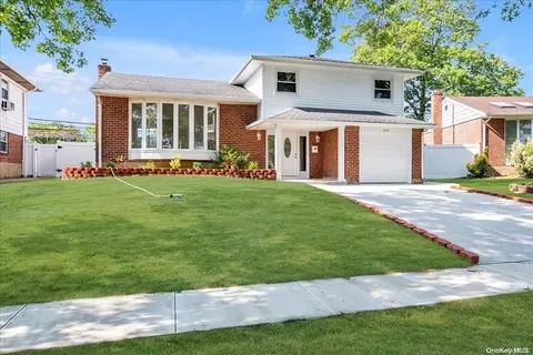 575 Meryl Dr, North Hempstead, NY 11590