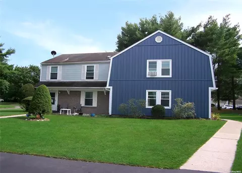 61 Federal Ln #61, Coram, NY 11727