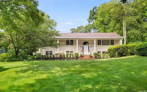 102 Cypress Dr, Woodbury, NY 11797