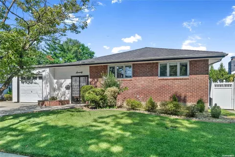 70 Central Park Rd, Plainview, NY 11803