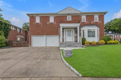 2 Hunt Ct, North Hempstead, NY 11576