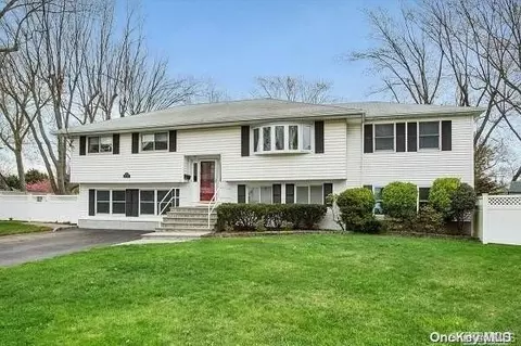 20 Rochelle Ct, Amityville, NY 11701