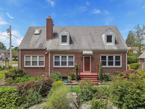 33 Oregon St, Deer Park, NY 11729
