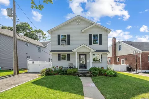 522 Beech St, North Hempstead, NY 11040