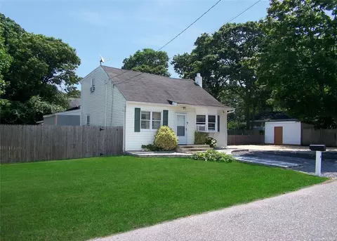 9 Ashwood Dr, Shirley, NY 11967