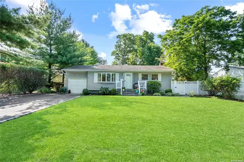 26 Genesee Dr, Commack, NY 11725