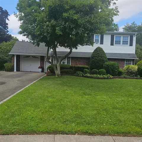 16 Pinecone Ln, North Hempstead, NY 11590