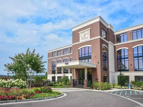 10 Shore Rd #405, Glenwood Landing, NY 11547