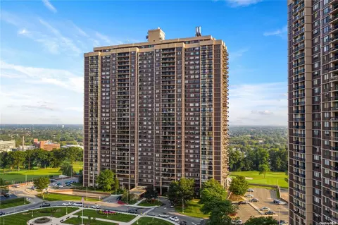 27110 Grand Central Pkwy #4P, New York, NY 11005