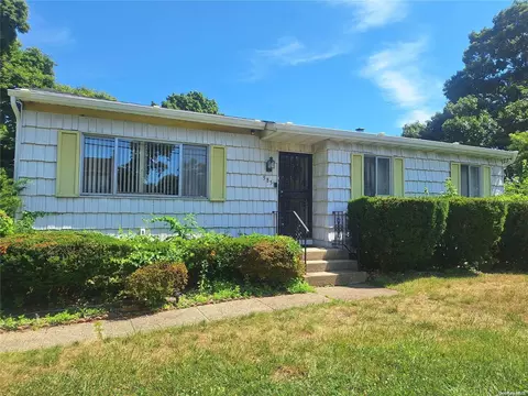 385 45th St, Copiague, NY 11726