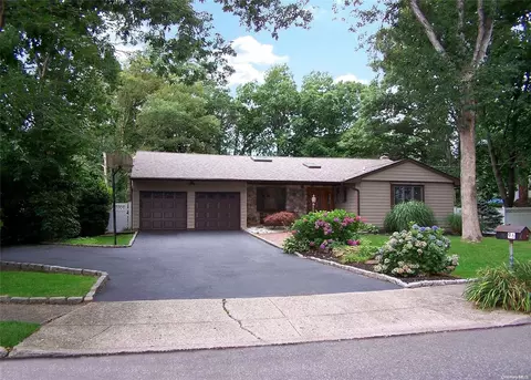 96 Midwood Ave, Nesconset, NY 11767
