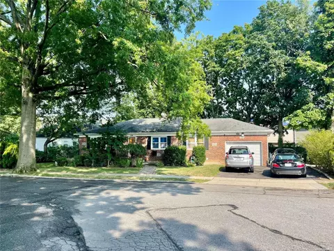 215 W Poplar St, Floral Park, NY 11001