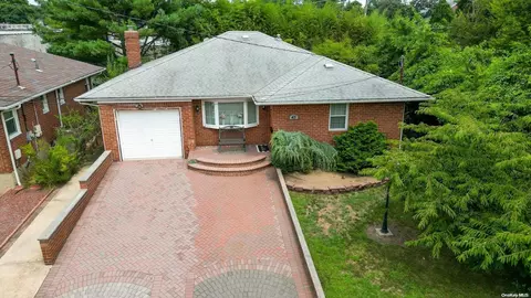 45 Victor St, Valley Stream, NY 11580