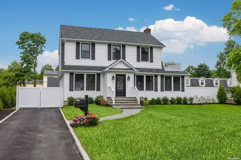 17 Sunset Dr, Sayville, NY 11782