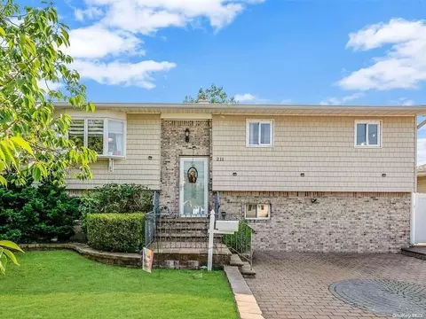 211 Riviera Pkwy, Lindenhurst, NY 11757