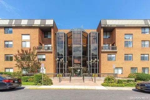 1 Ipswich Ave #111, North Hempstead, NY 11021