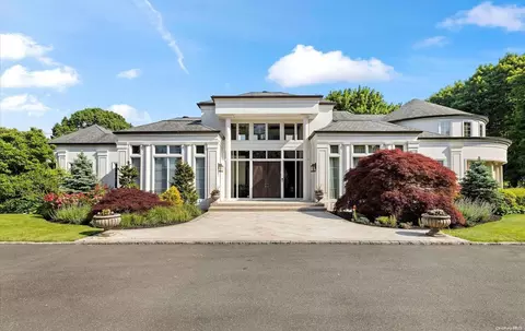 4 Polo Dr, North Hempstead, NY 11568