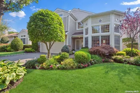 24 Hamlet Dr #24, Plainview, NY 11803