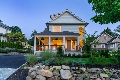 24 Grove St, Cold Spring Harbor, NY 11724