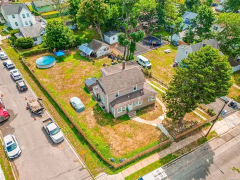 100 Rose Ave, Roosevelt, NY 11575