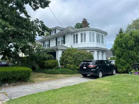 12 Morris Ave, Malverne, NY 11565