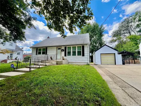 94 N Montague St, Valley Stream, NY 11580