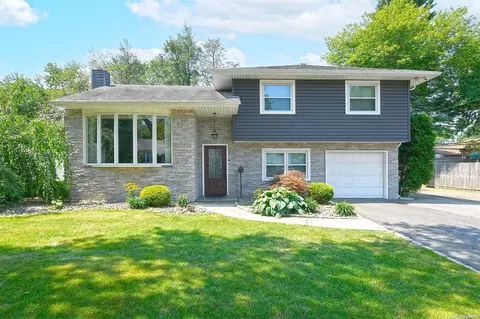 17 Glendale Dr, Melville, NY 11747