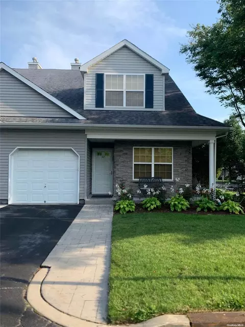 112 Maya Cir #112, Central Islip, NY 11722